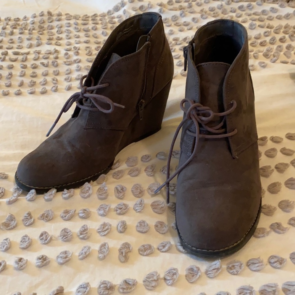 Universal thread booties size 8